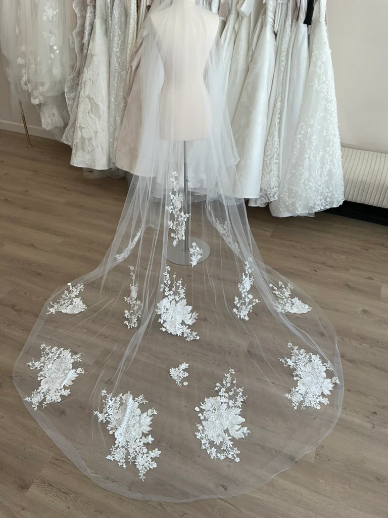 Monique Lhuillier - Carousel Veil (Chapel) - Image 2
