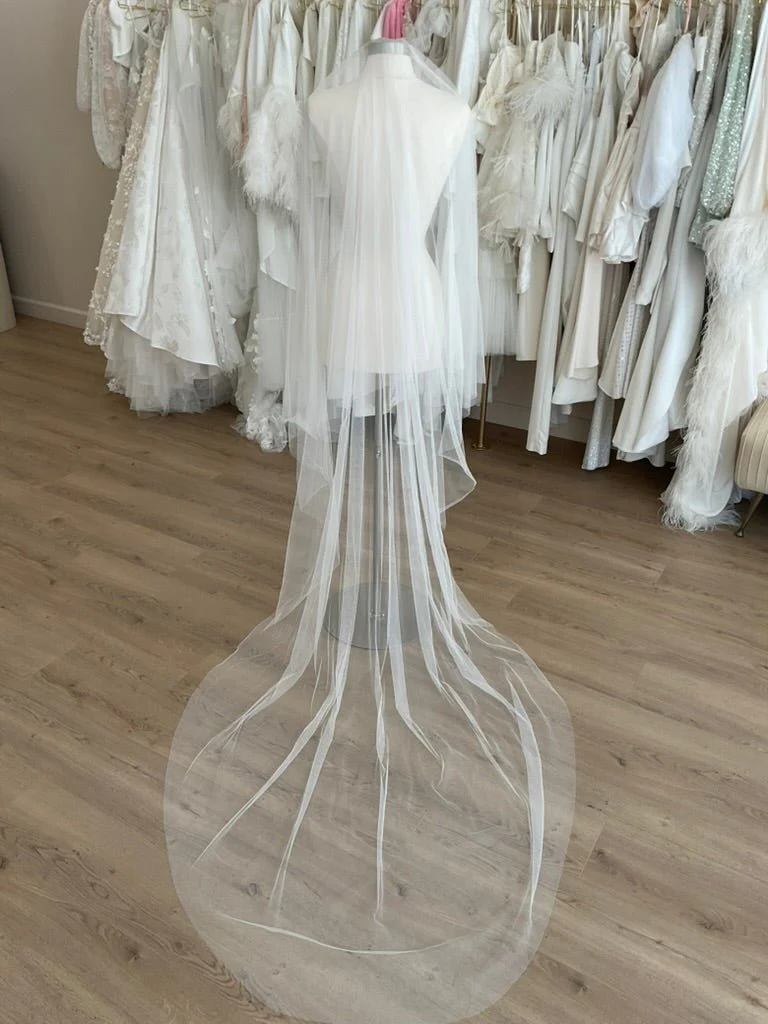 Sarah Seven - Spanish tulle, chapel length w/ blusher - Image 3